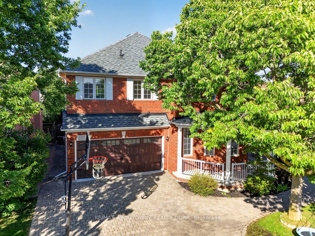 2201 Lapsley Crescent, Oakville ‣ W13576610 2201 Lapsley Crescent, Oakville ‣ W13576610