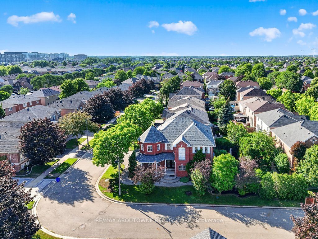 2201 Lapsley Crescent, Oakville ‣ W13576610 2201 Lapsley Crescent, Oakville ‣ W13576610
