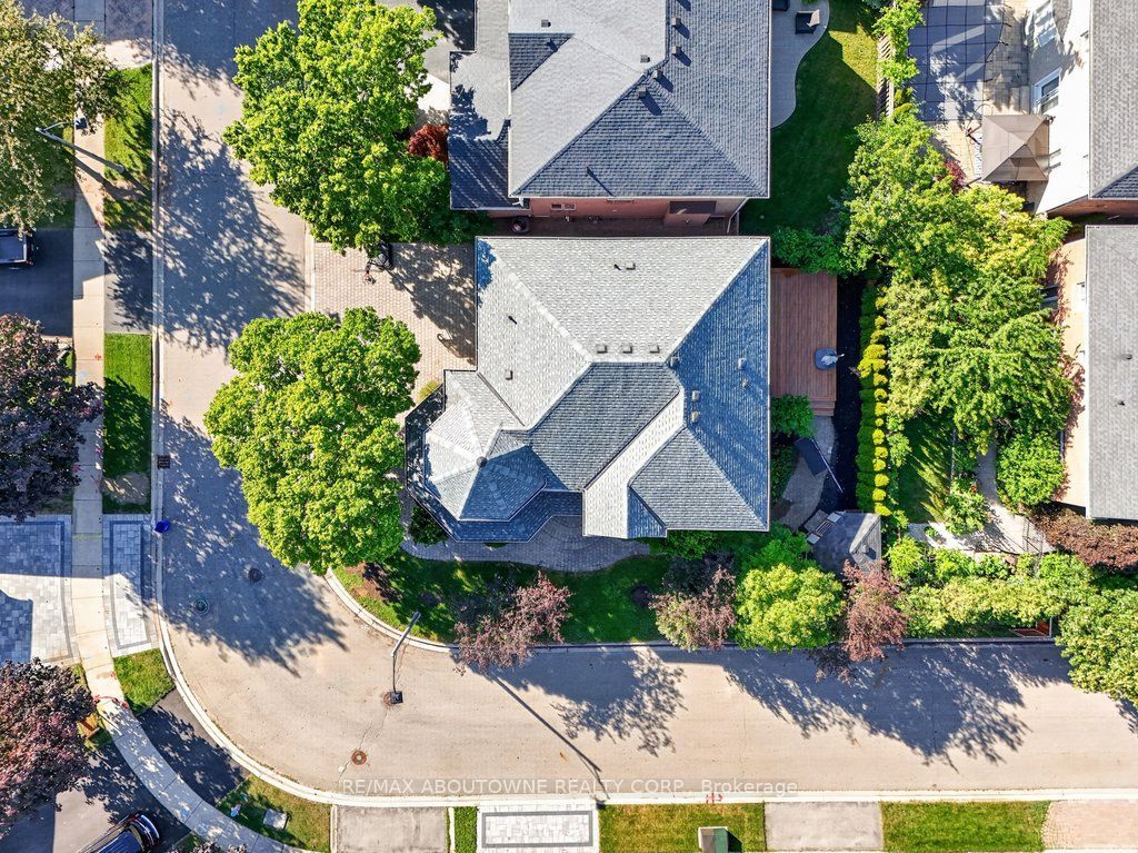 2201 Lapsley Crescent, Oakville ‣ W13576610 2201 Lapsley Crescent, Oakville ‣ W13576610