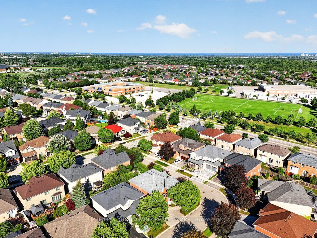 2201 Lapsley Crescent, Oakville ‣ W13576610 2201 Lapsley Crescent, Oakville ‣ W13576610