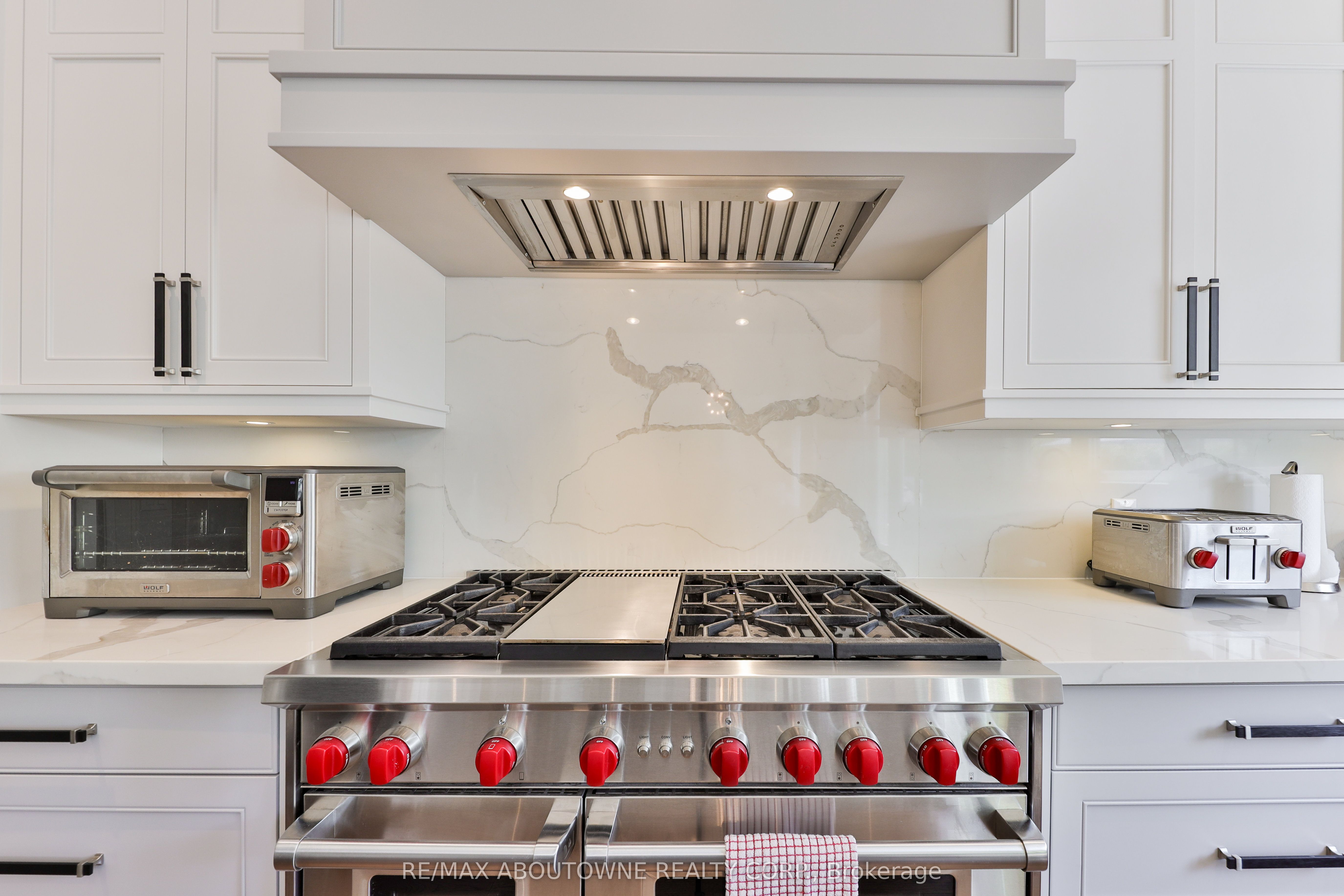 408 Saville Crescent, Oakville ‣ W13580120 408 Saville Crescent, Oakville ‣ W13580120