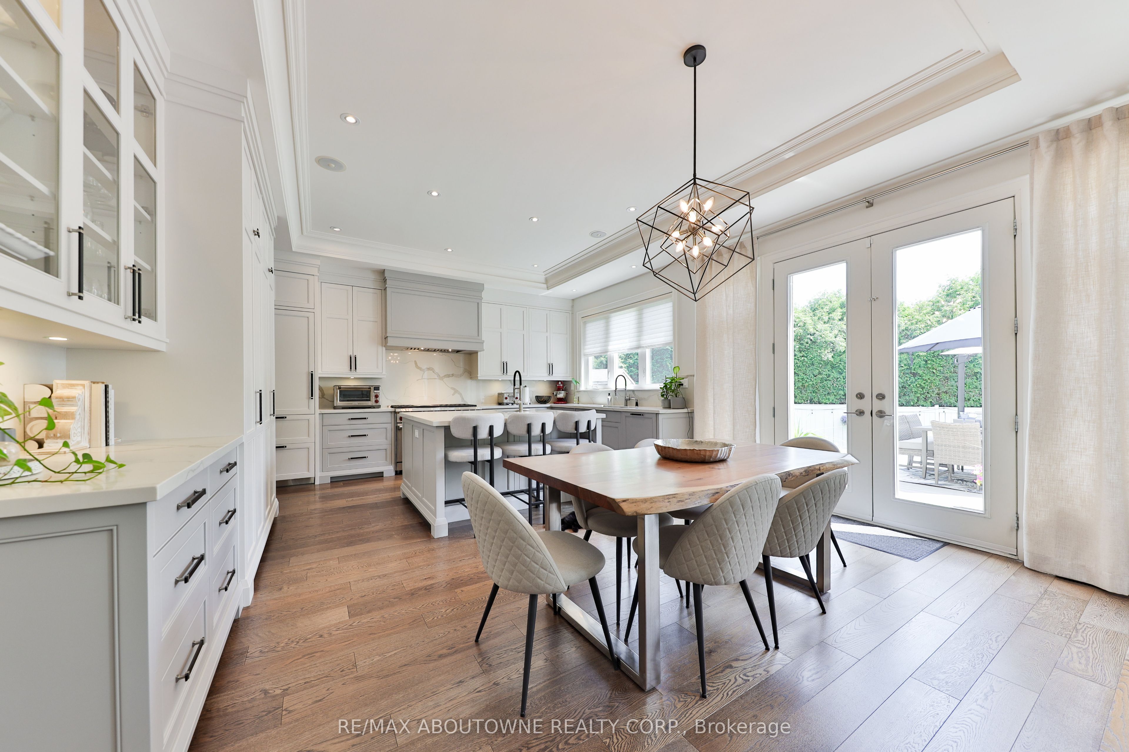 408 Saville Crescent, Oakville ‣ W13580120 408 Saville Crescent, Oakville ‣ W13580120