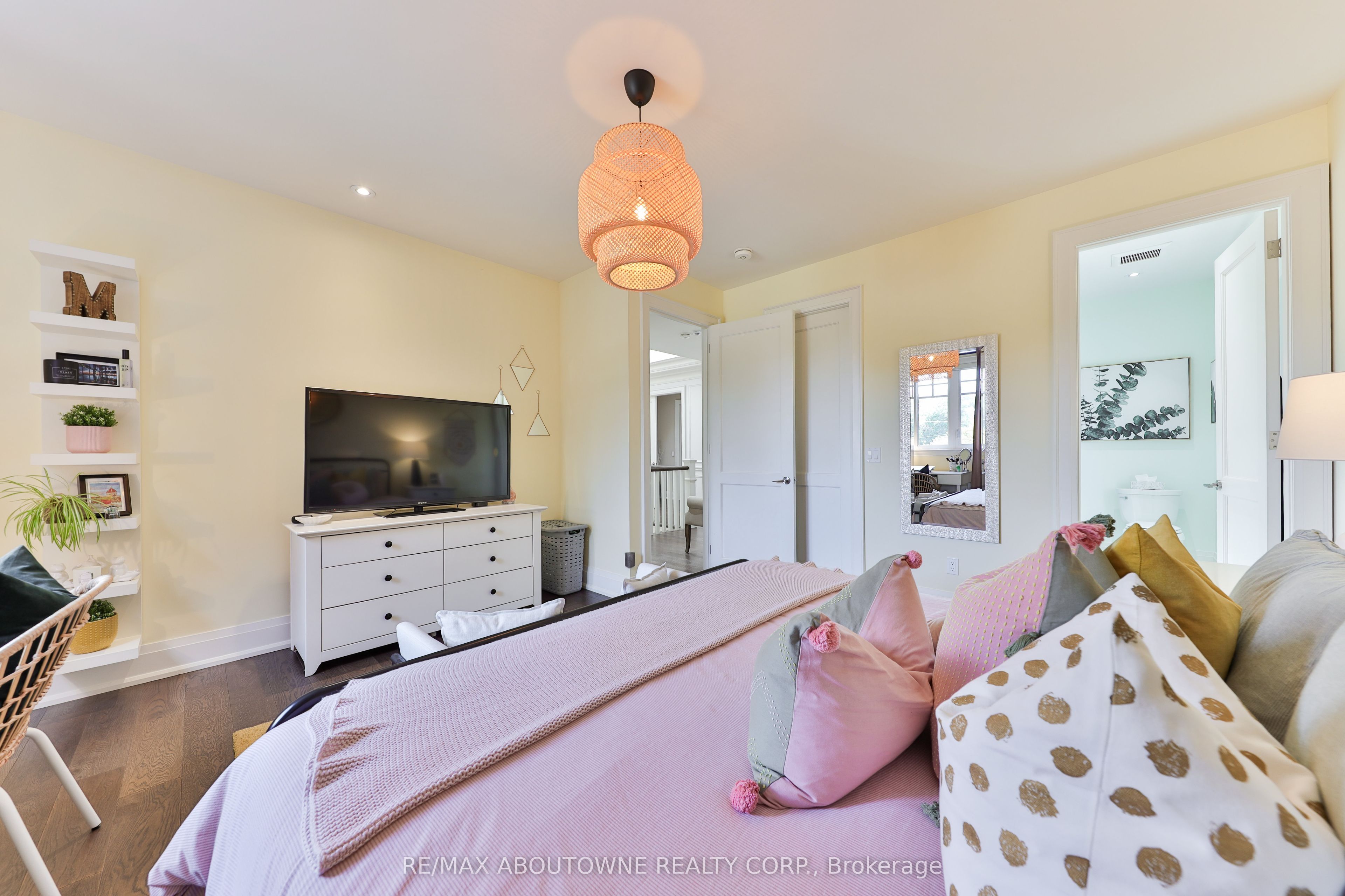 408 Saville Crescent, Oakville ‣ W13580120 408 Saville Crescent, Oakville ‣ W13580120