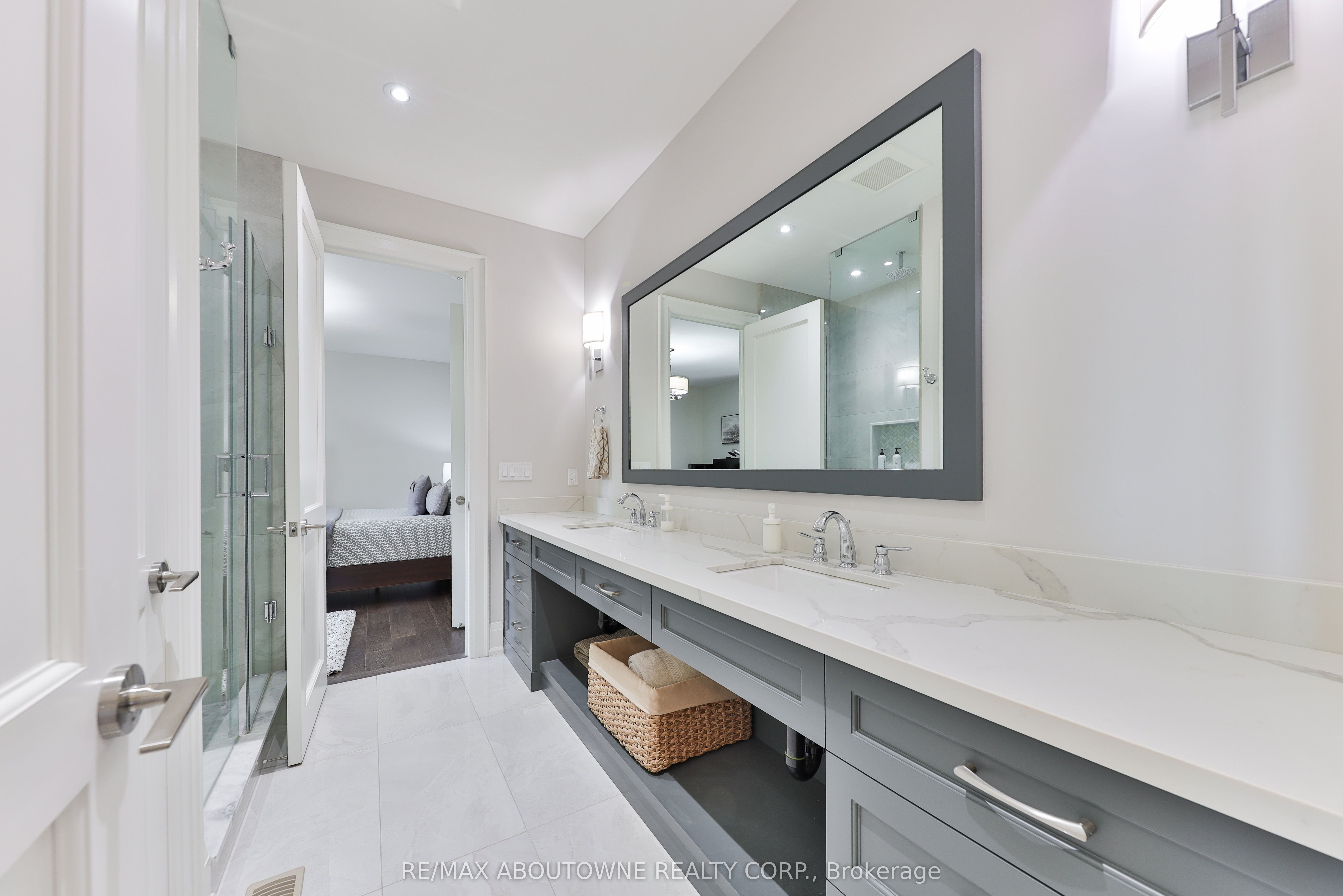 408 Saville Crescent, Oakville ‣ W13580120 408 Saville Crescent, Oakville ‣ W13580120
