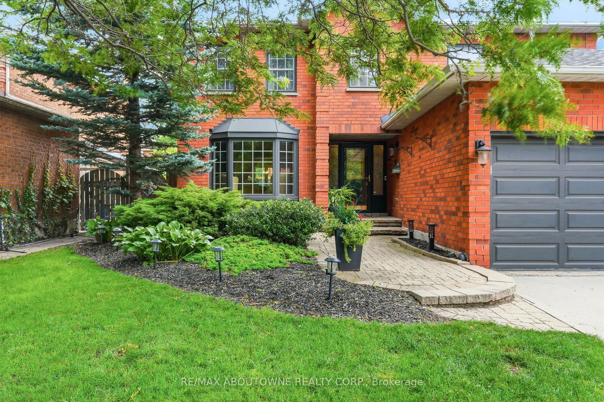 89 Waldie Road, Oakville ‣ W13598470 89 Waldie Road, Oakville ‣ W13598470