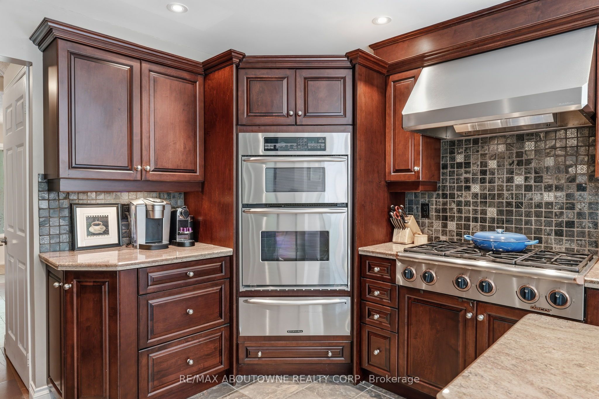 89 Waldie Road, Oakville ‣ W13598470 89 Waldie Road, Oakville ‣ W13598470