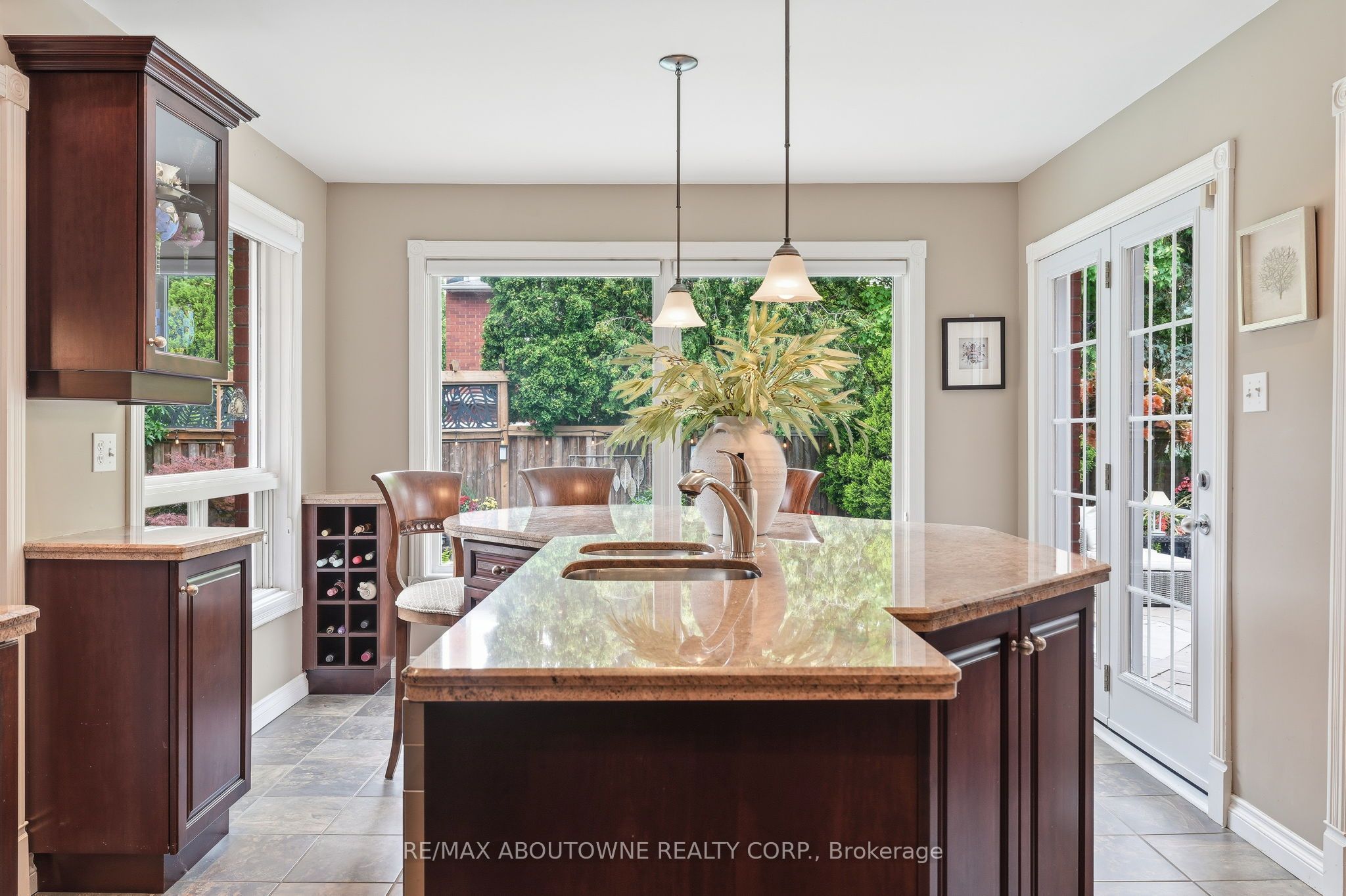 89 Waldie Road, Oakville ‣ W13598470 89 Waldie Road, Oakville ‣ W13598470