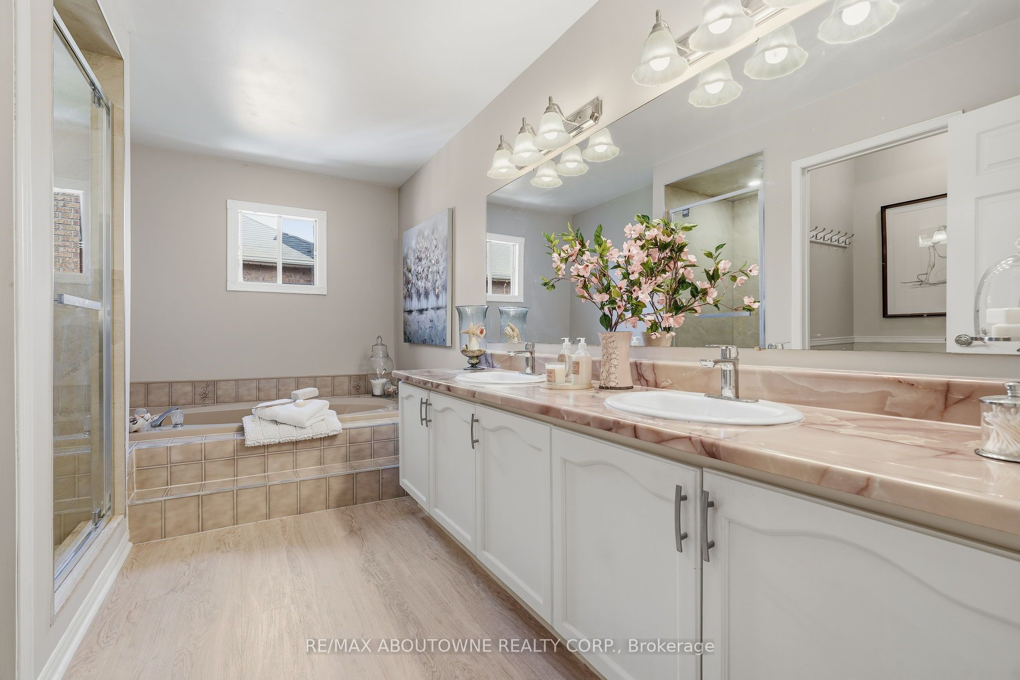 89 Waldie Road, Oakville ‣ W13598470 89 Waldie Road, Oakville ‣ W13598470