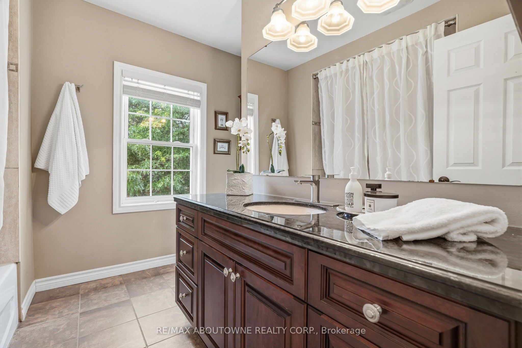 89 Waldie Road, Oakville ‣ W13598470 89 Waldie Road, Oakville ‣ W13598470