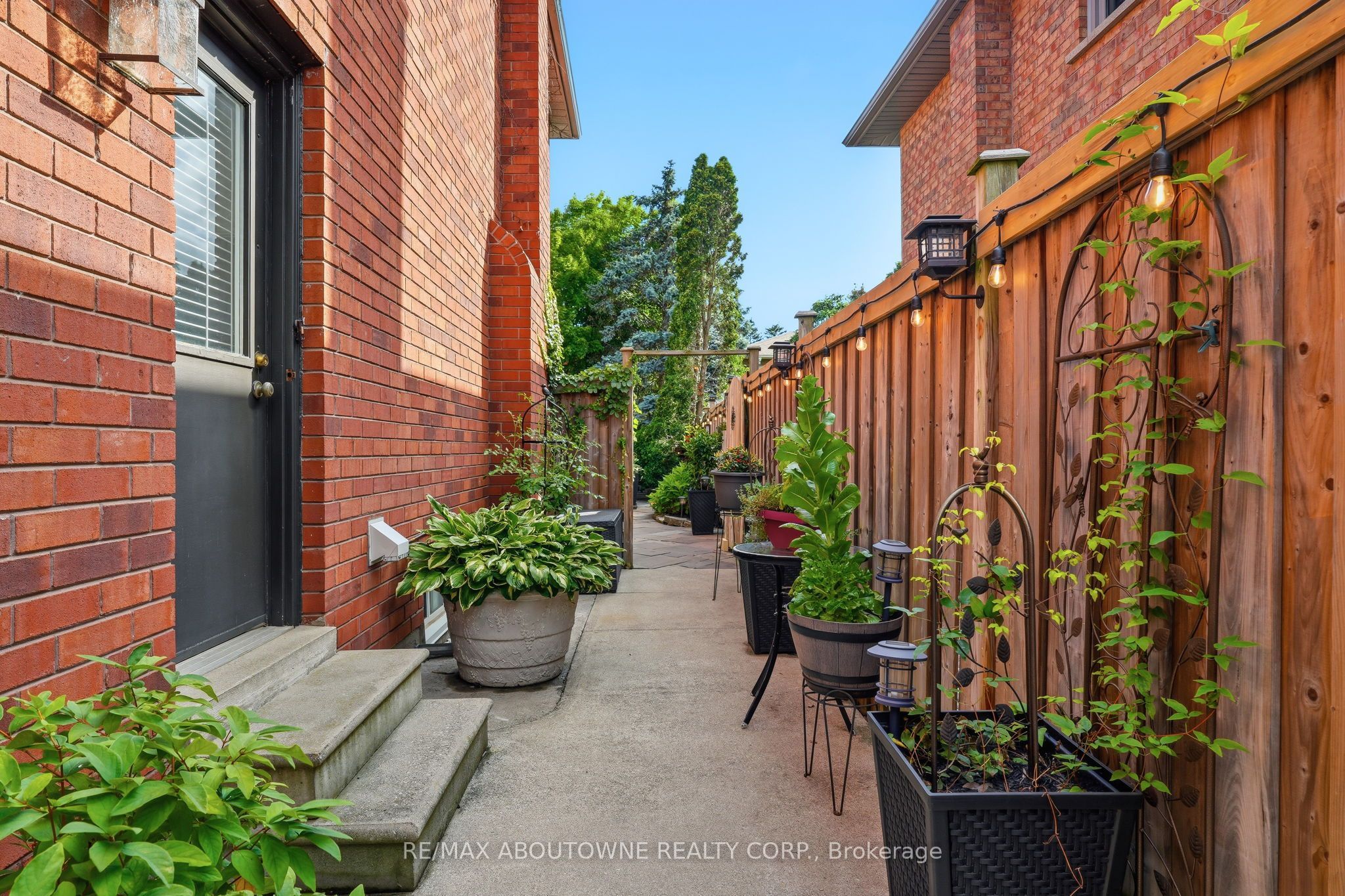 89 Waldie Road, Oakville ‣ W13598470 89 Waldie Road, Oakville ‣ W13598470