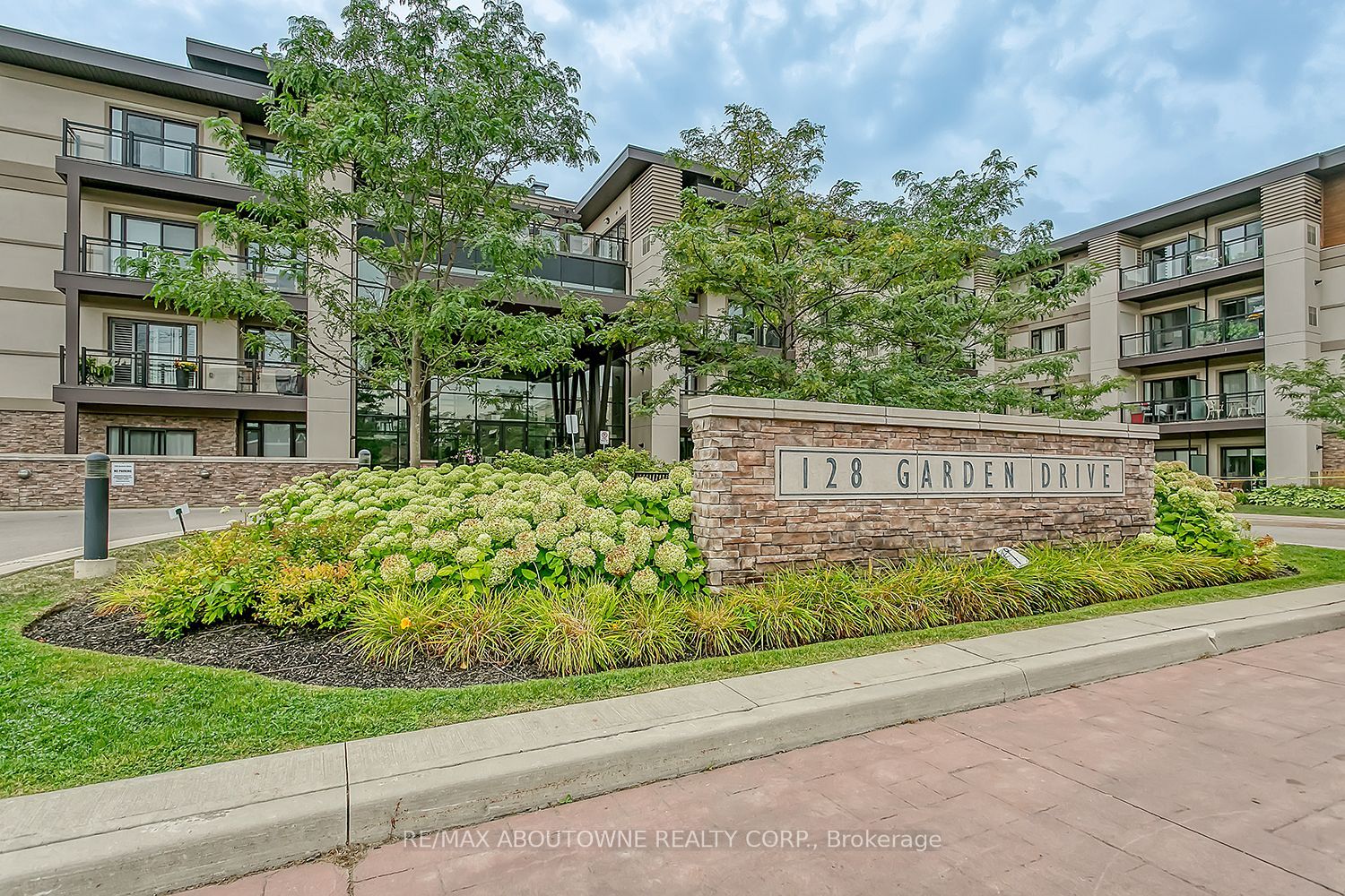 6 – 128 Garden Drive, Oakville
