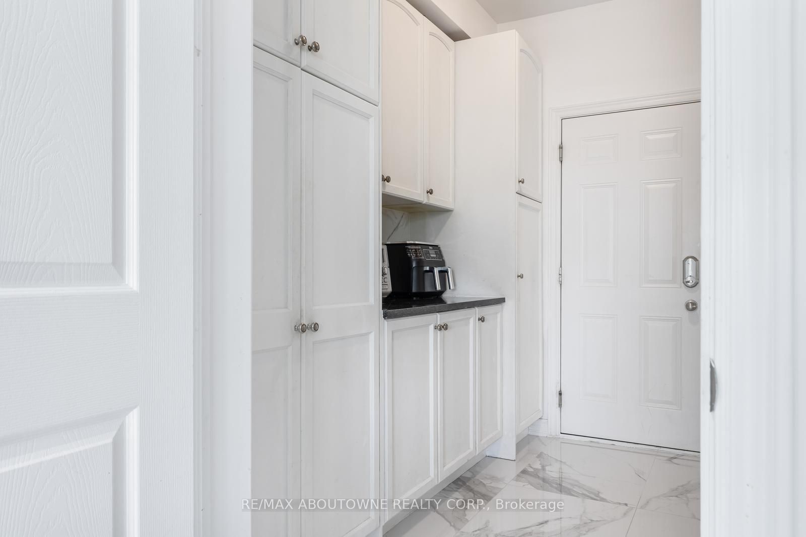 3308 Liptay Avenue, Oakville ‣ W13626770 3308 Liptay Avenue, Oakville ‣ W13626770