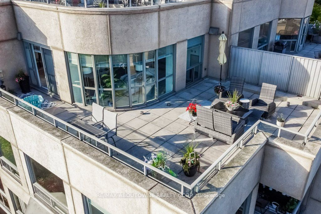 19 – 2511 Lakeshore Road, Oakville ‣ W13628006 19 – 2511 Lakeshore Road, Oakville ‣ W13628006