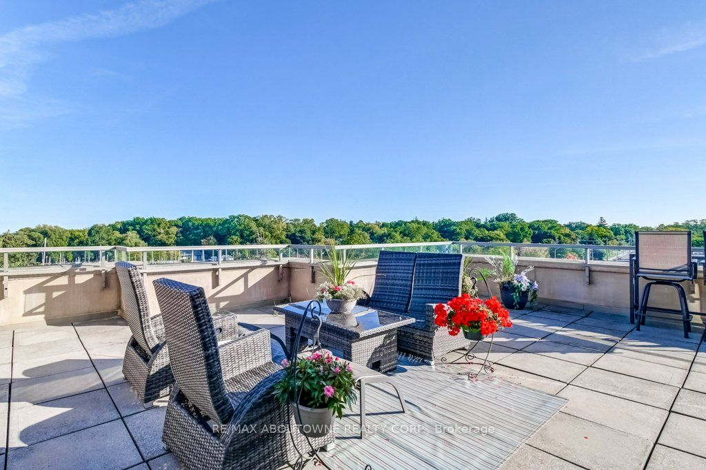 19 – 2511 Lakeshore Road, Oakville ‣ W13628006 19 – 2511 Lakeshore Road, Oakville ‣ W13628006