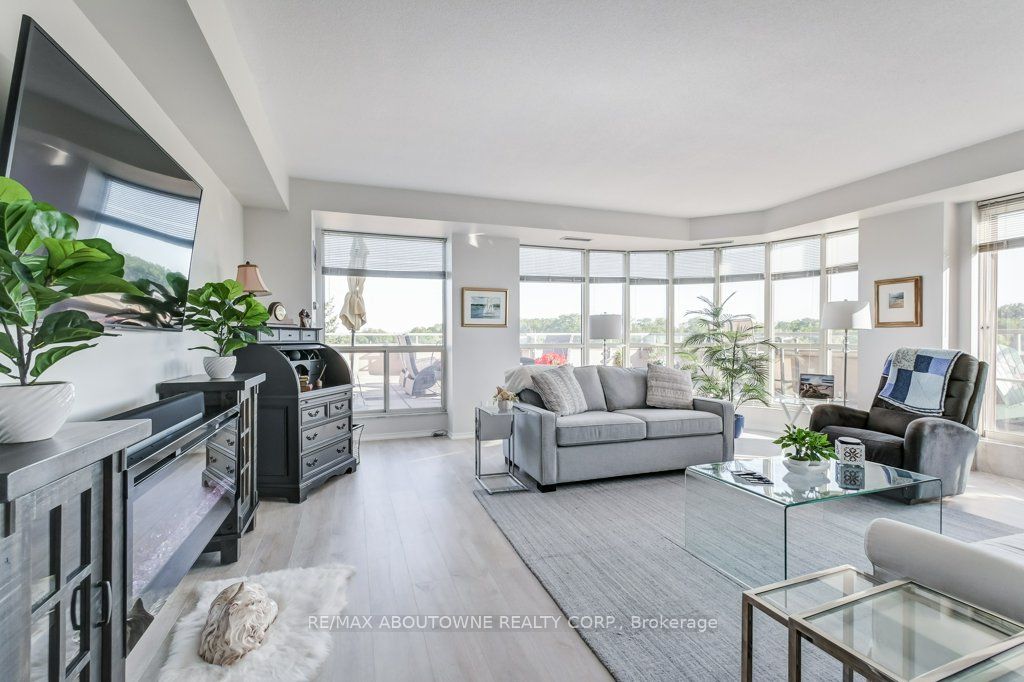 19 – 2511 Lakeshore Road, Oakville ‣ W13628006 19 – 2511 Lakeshore Road, Oakville ‣ W13628006