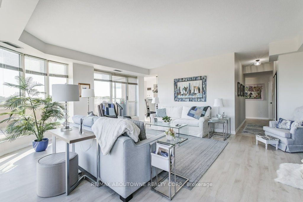 19 – 2511 Lakeshore Road, Oakville ‣ W13628006 19 – 2511 Lakeshore Road, Oakville ‣ W13628006
