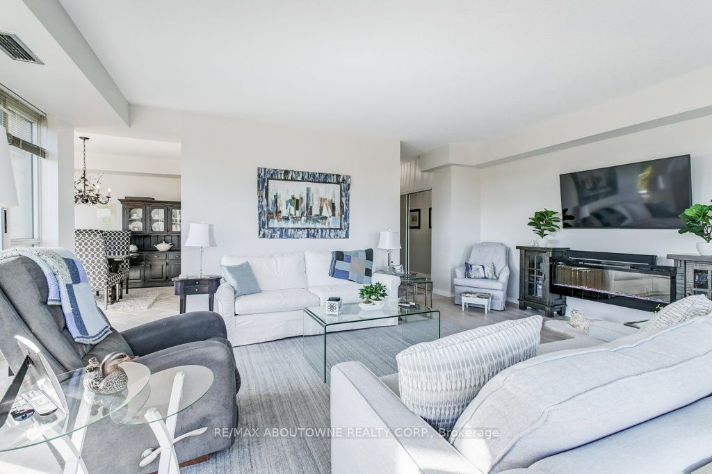 19 – 2511 Lakeshore Road, Oakville ‣ W13628006 19 – 2511 Lakeshore Road, Oakville ‣ W13628006