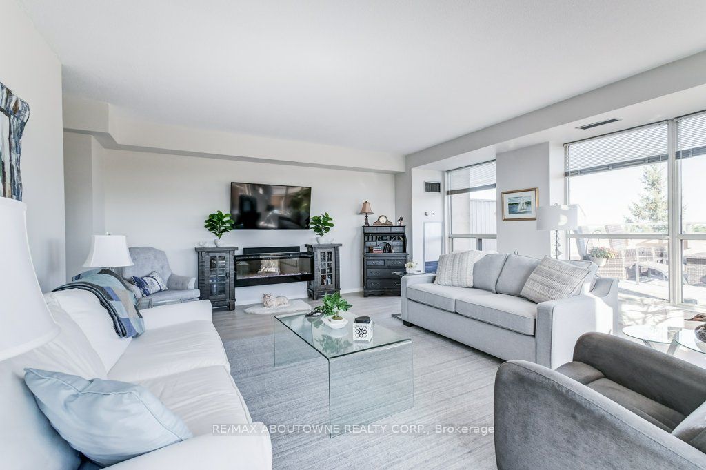 19 – 2511 Lakeshore Road, Oakville ‣ W13628006 19 – 2511 Lakeshore Road, Oakville ‣ W13628006
