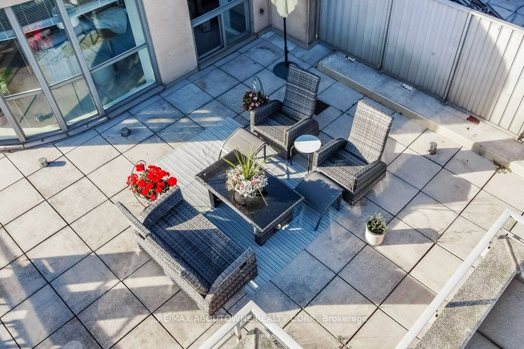 19 – 2511 Lakeshore Road, Oakville ‣ W13628006 19 – 2511 Lakeshore Road, Oakville ‣ W13628006