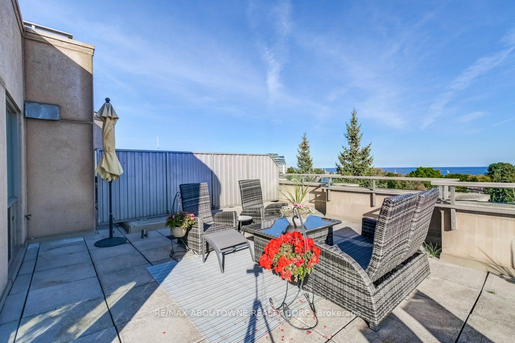 19 – 2511 Lakeshore Road, Oakville ‣ W13628006 19 – 2511 Lakeshore Road, Oakville ‣ W13628006