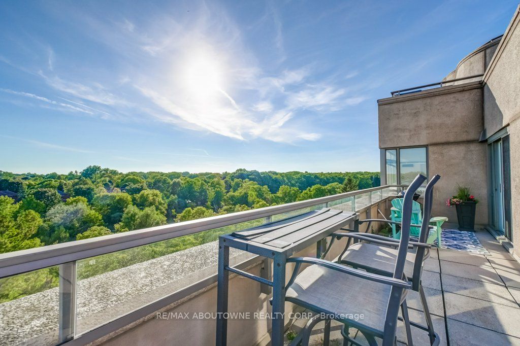 19 – 2511 Lakeshore Road, Oakville ‣ W13628006 19 – 2511 Lakeshore Road, Oakville ‣ W13628006
