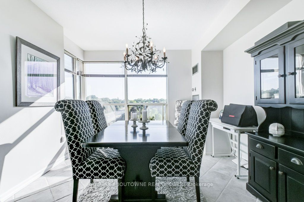 19 – 2511 Lakeshore Road, Oakville ‣ W13628006 19 – 2511 Lakeshore Road, Oakville ‣ W13628006