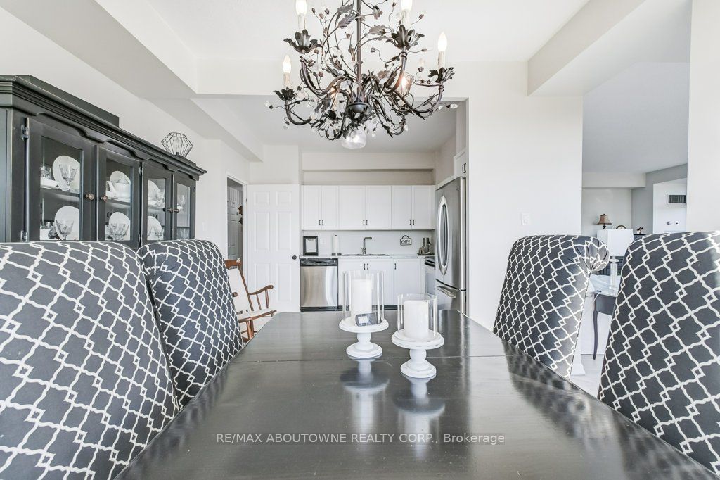 19 – 2511 Lakeshore Road, Oakville ‣ W13628006 19 – 2511 Lakeshore Road, Oakville ‣ W13628006
