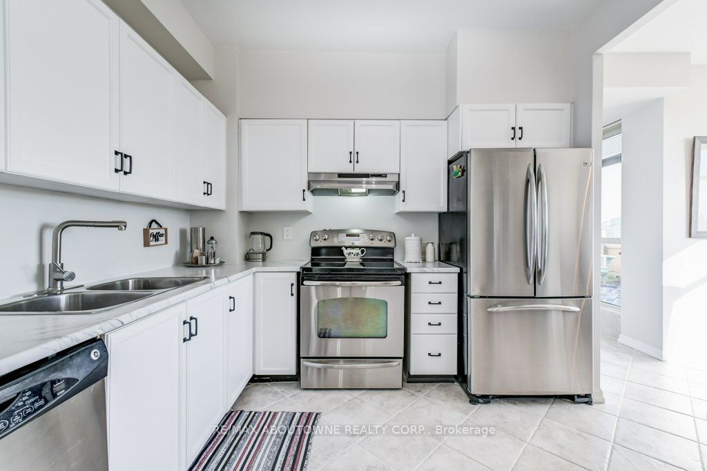 19 – 2511 Lakeshore Road, Oakville ‣ W13628006 19 – 2511 Lakeshore Road, Oakville ‣ W13628006