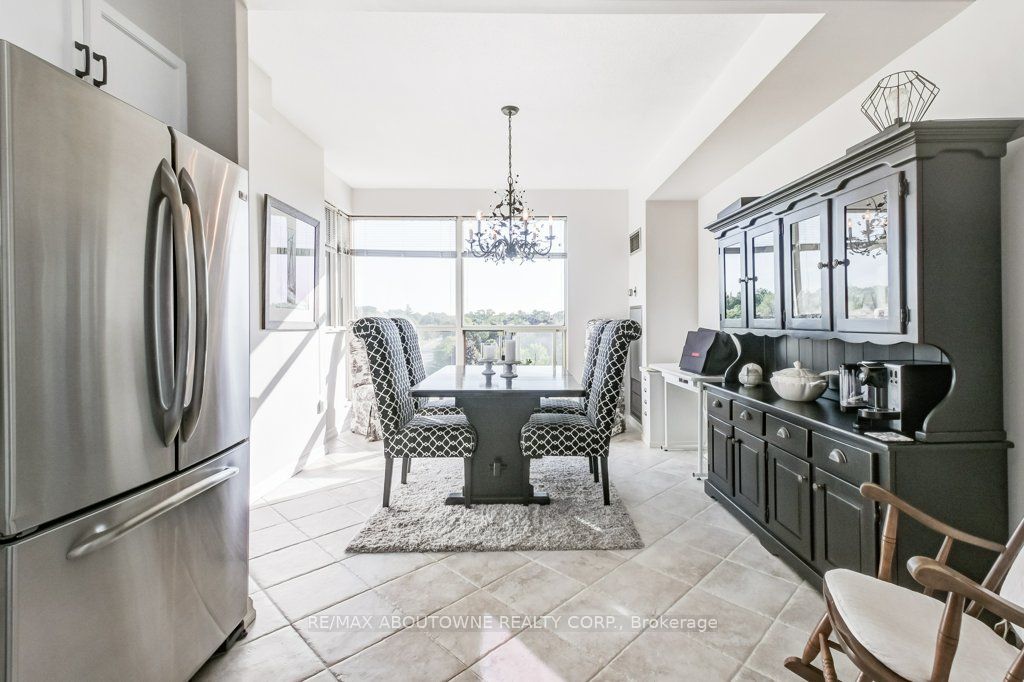 19 – 2511 Lakeshore Road, Oakville ‣ W13628006 19 – 2511 Lakeshore Road, Oakville ‣ W13628006