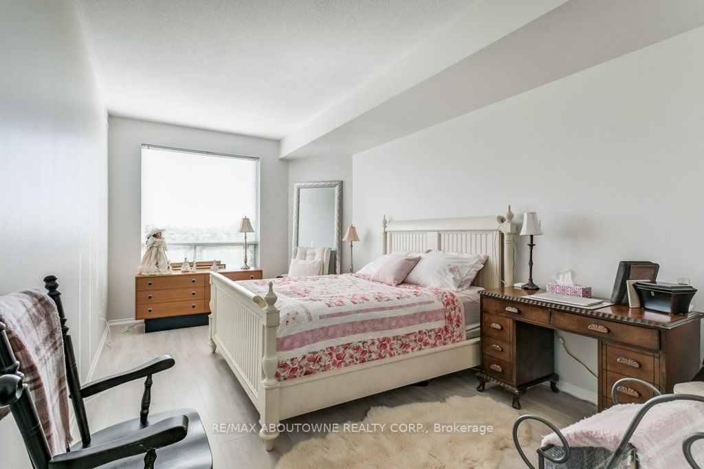 19 – 2511 Lakeshore Road, Oakville ‣ W13628006 19 – 2511 Lakeshore Road, Oakville ‣ W13628006