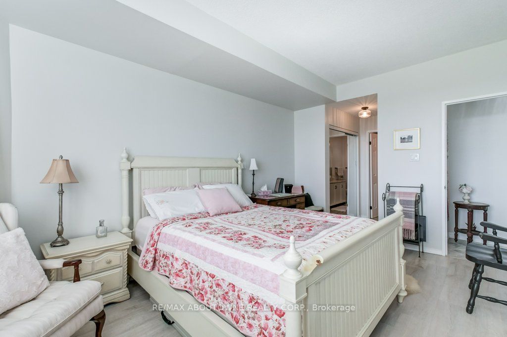 19 – 2511 Lakeshore Road, Oakville ‣ W13628006 19 – 2511 Lakeshore Road, Oakville ‣ W13628006