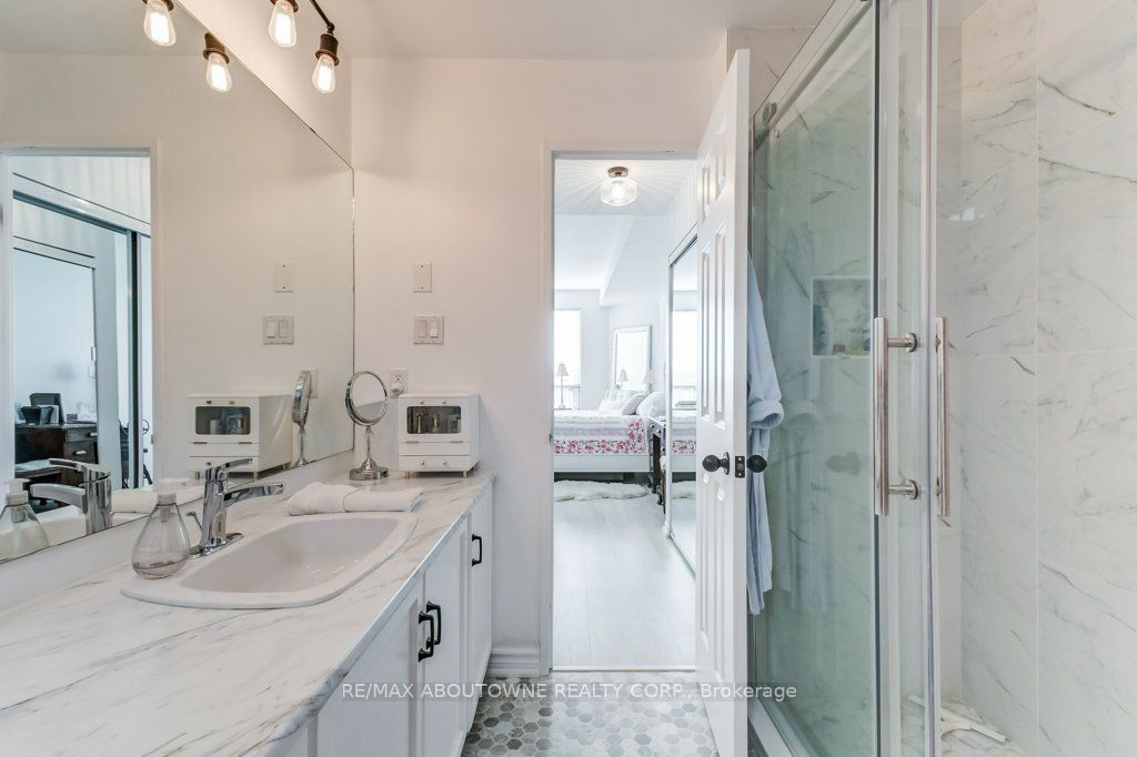 19 – 2511 Lakeshore Road, Oakville ‣ W13628006 19 – 2511 Lakeshore Road, Oakville ‣ W13628006