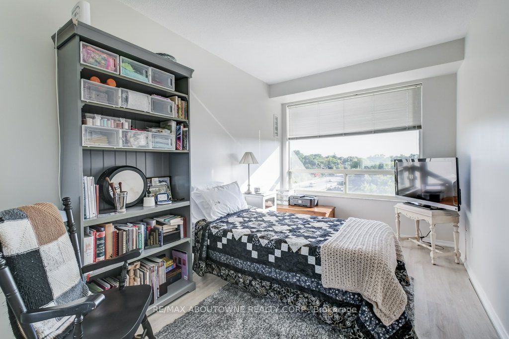 19 – 2511 Lakeshore Road, Oakville ‣ W13628006 19 – 2511 Lakeshore Road, Oakville ‣ W13628006