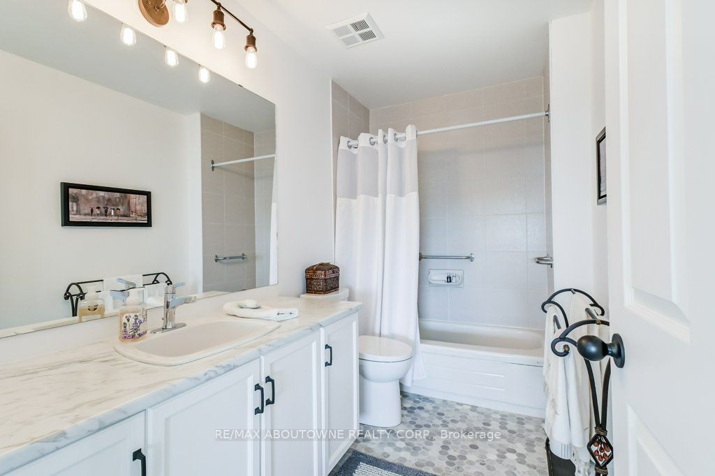 19 – 2511 Lakeshore Road, Oakville ‣ W13628006 19 – 2511 Lakeshore Road, Oakville ‣ W13628006