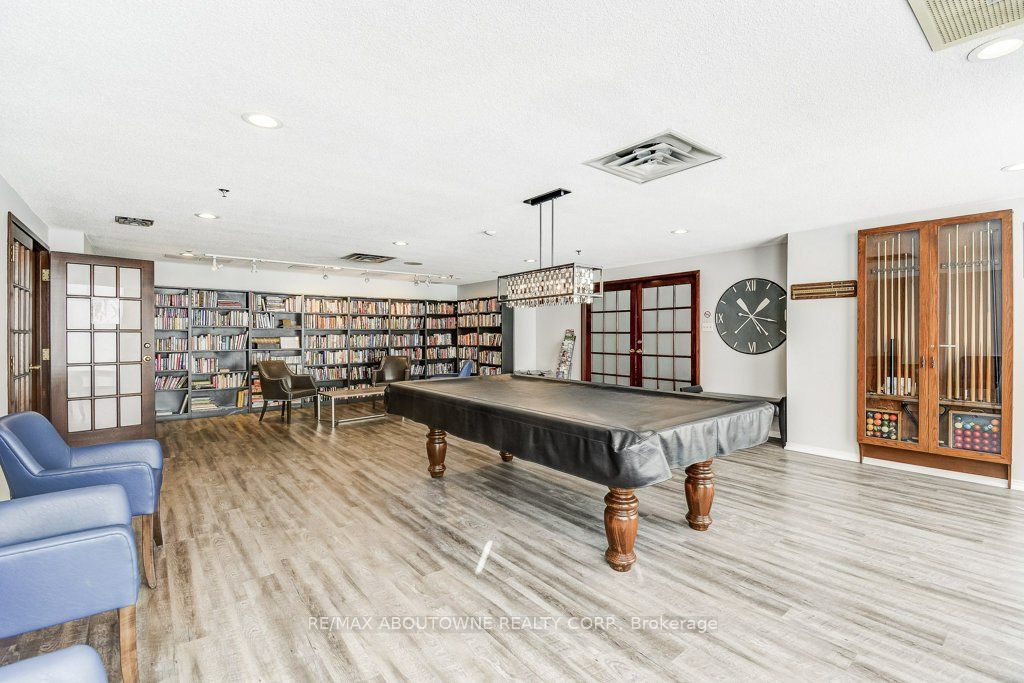 19 – 2511 Lakeshore Road, Oakville ‣ W13628006 19 – 2511 Lakeshore Road, Oakville ‣ W13628006