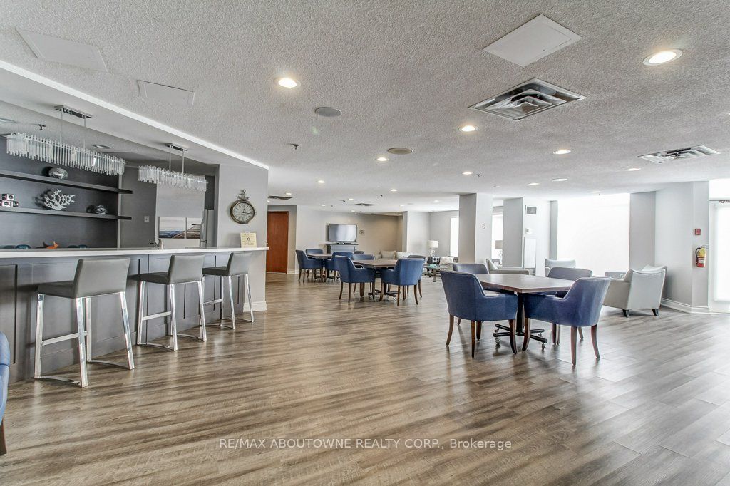 19 – 2511 Lakeshore Road, Oakville ‣ W13628006 19 – 2511 Lakeshore Road, Oakville ‣ W13628006