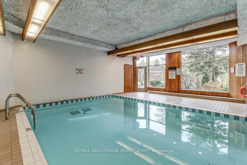 19 – 2511 Lakeshore Road, Oakville ‣ W13628006 19 – 2511 Lakeshore Road, Oakville ‣ W13628006