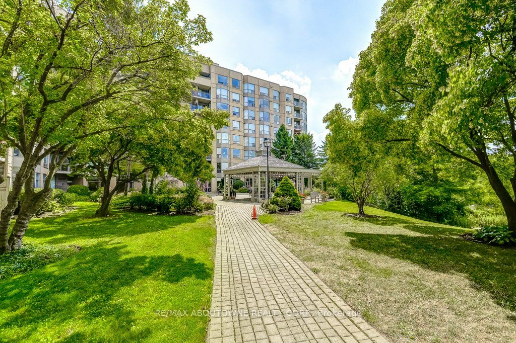 19 – 2511 Lakeshore Road, Oakville ‣ W13628006 19 – 2511 Lakeshore Road, Oakville ‣ W13628006