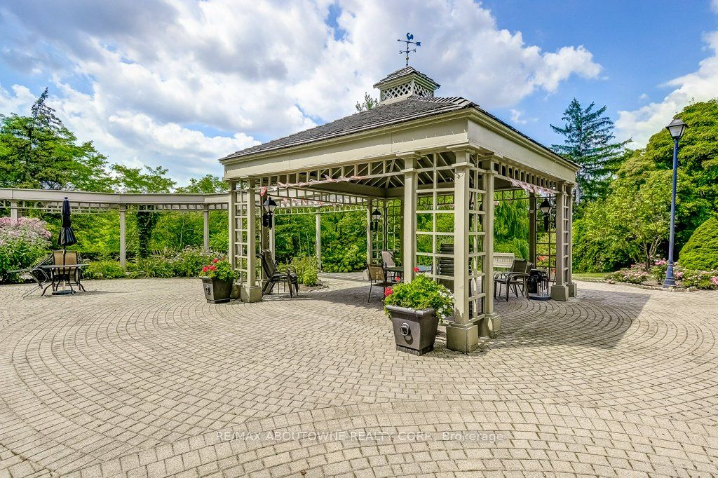 19 – 2511 Lakeshore Road, Oakville ‣ W13628006 19 – 2511 Lakeshore Road, Oakville ‣ W13628006