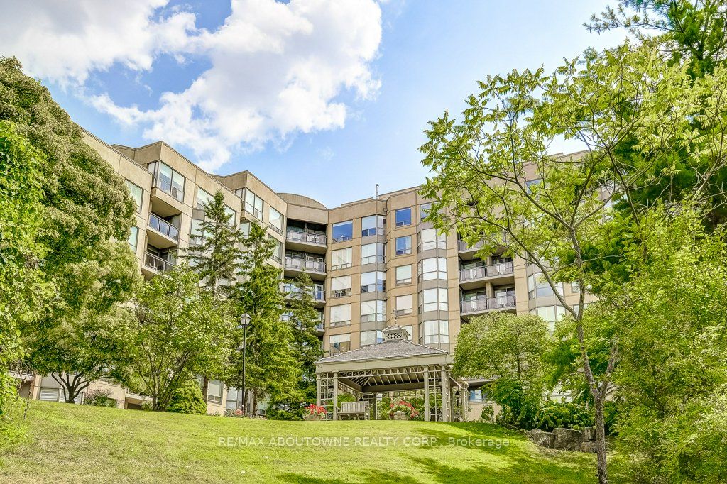 19 – 2511 Lakeshore Road, Oakville ‣ W13628006 19 – 2511 Lakeshore Road, Oakville ‣ W13628006