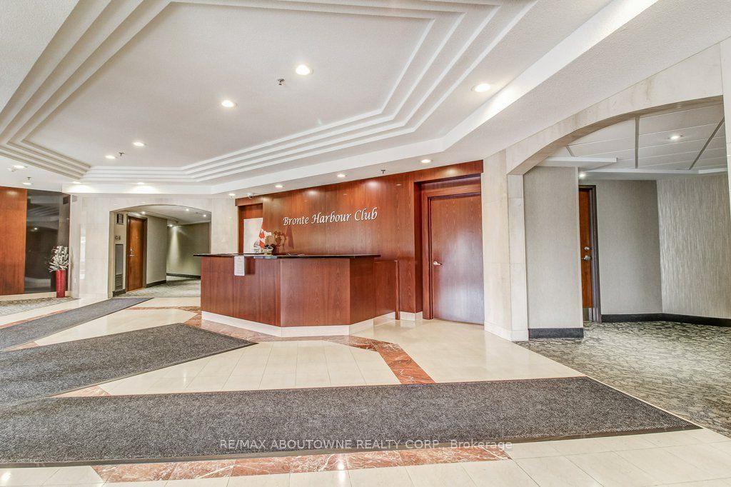 19 – 2511 Lakeshore Road, Oakville ‣ W13628006 19 – 2511 Lakeshore Road, Oakville ‣ W13628006