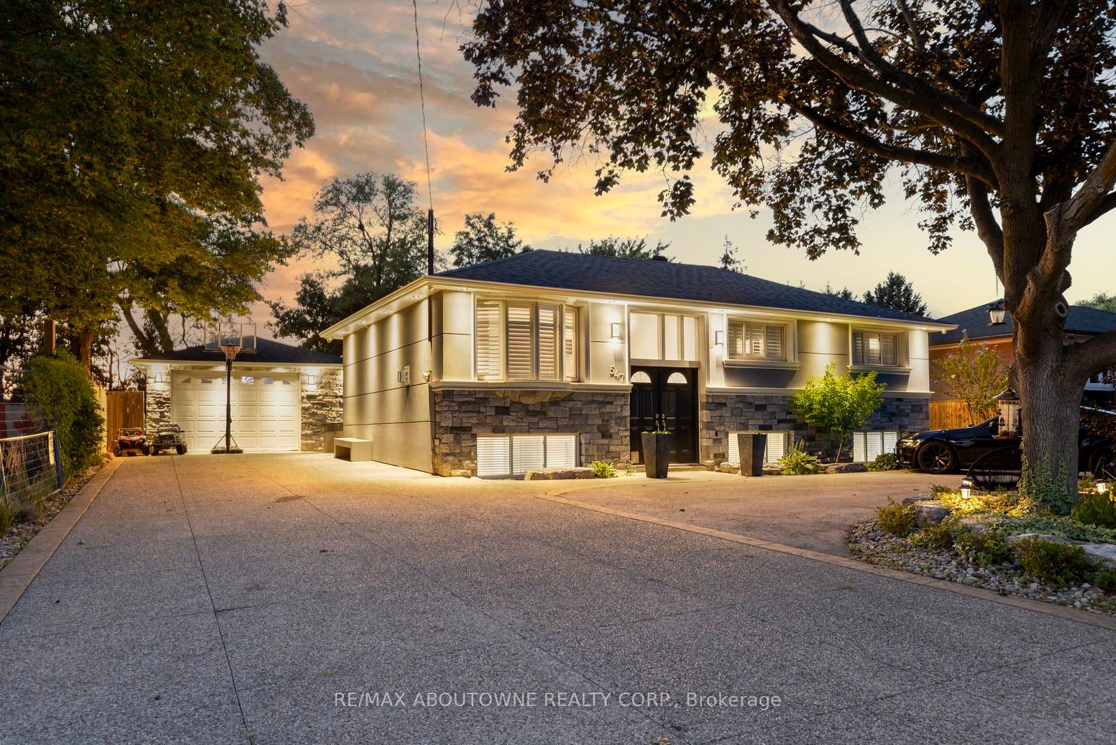 547 Pinegrove Road, Oakville