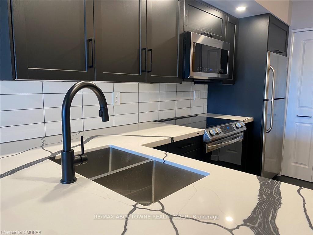 19 – 100 Bronte Road, Oakville ‣ W13701828 19 – 100 Bronte Road, Oakville ‣ W13701828