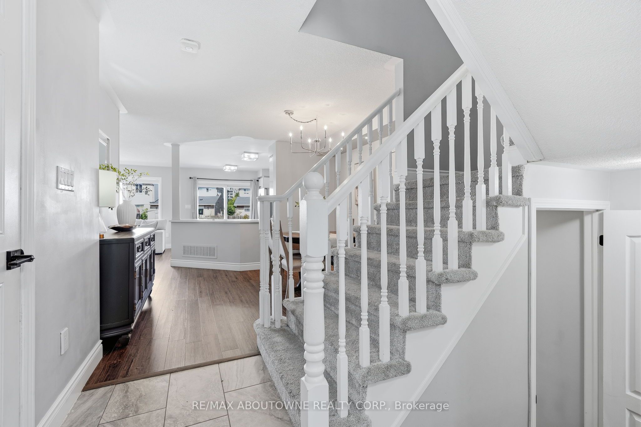 2469 Springforest Drive, Oakville ‣ W13716872 2469 Springforest Drive, Oakville ‣ W13716872