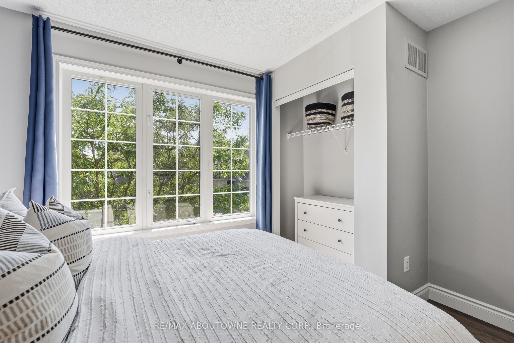 2469 Springforest Drive, Oakville ‣ W13716872 2469 Springforest Drive, Oakville ‣ W13716872