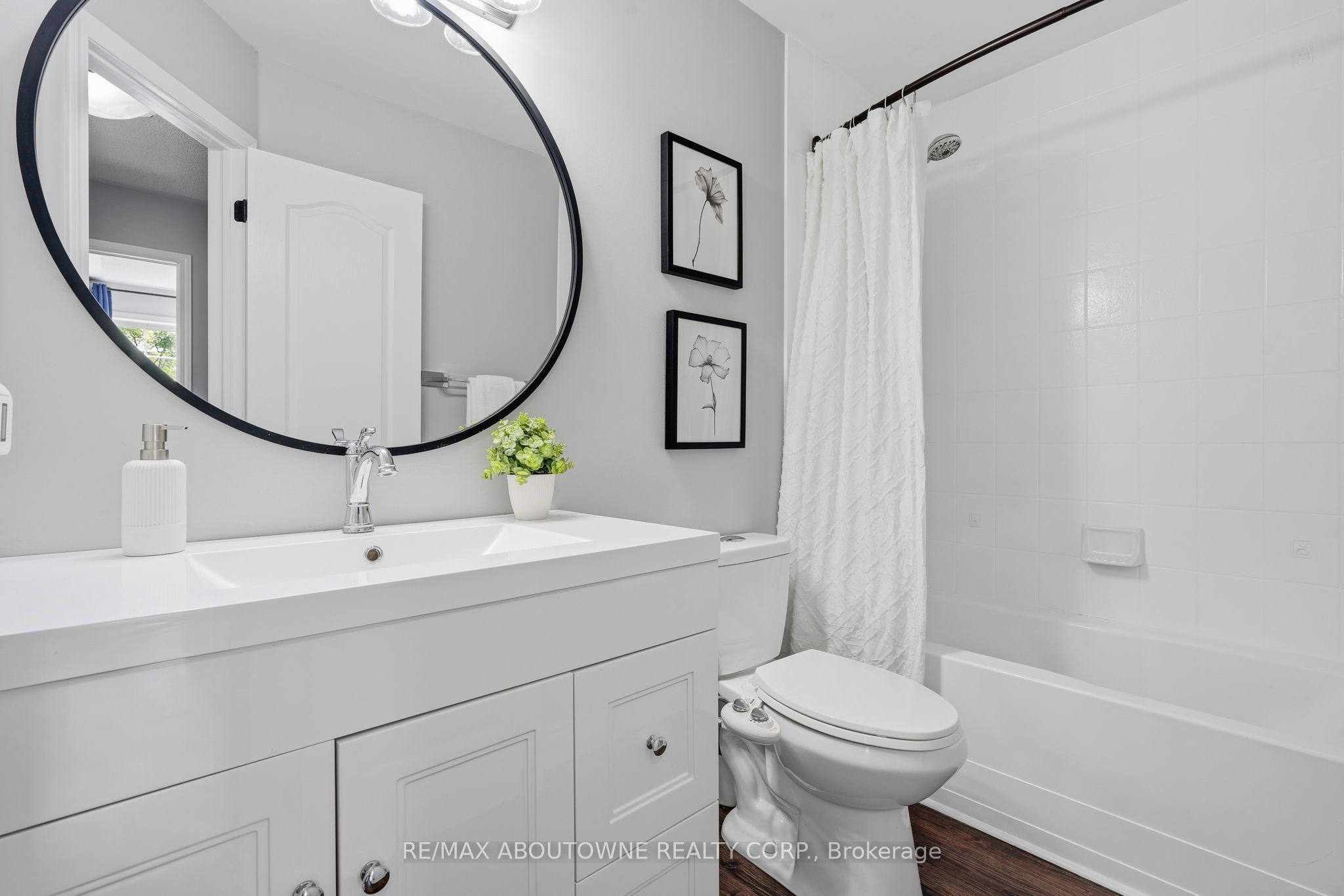 2469 Springforest Drive, Oakville ‣ W13716872 2469 Springforest Drive, Oakville ‣ W13716872