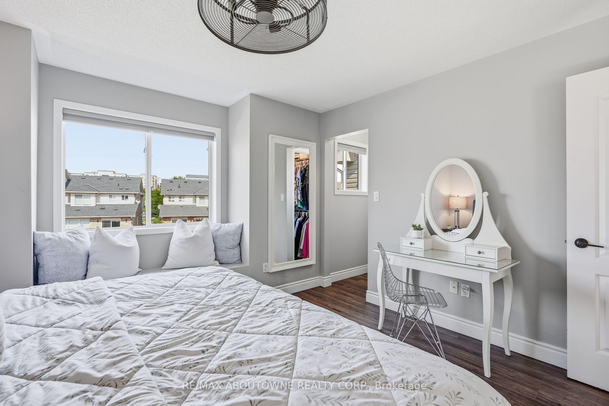2469 Springforest Drive, Oakville ‣ W13716872 2469 Springforest Drive, Oakville ‣ W13716872
