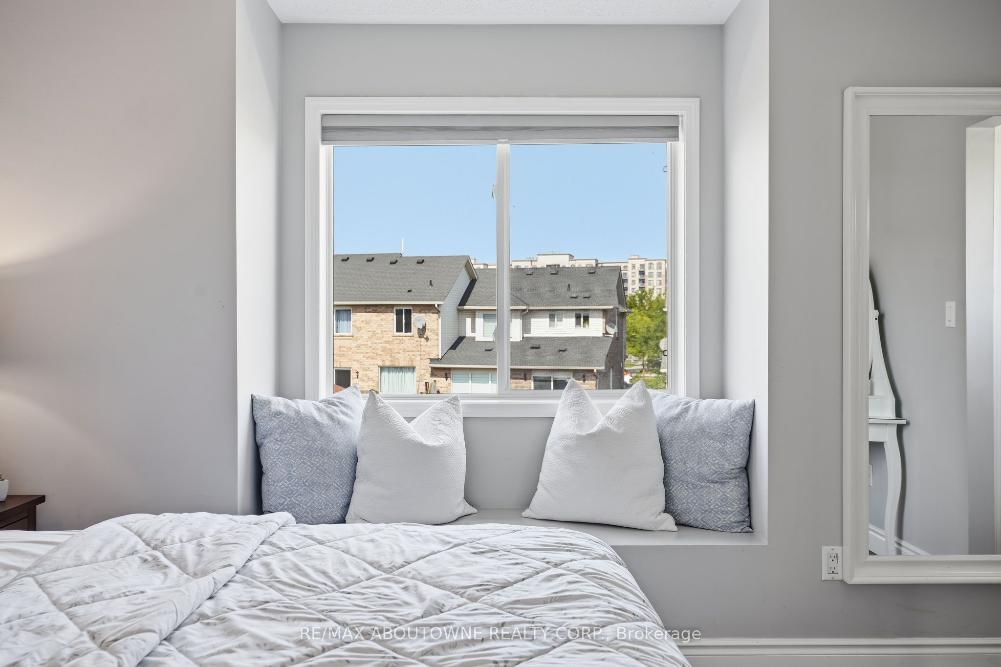 2469 Springforest Drive, Oakville ‣ W13716872 2469 Springforest Drive, Oakville ‣ W13716872