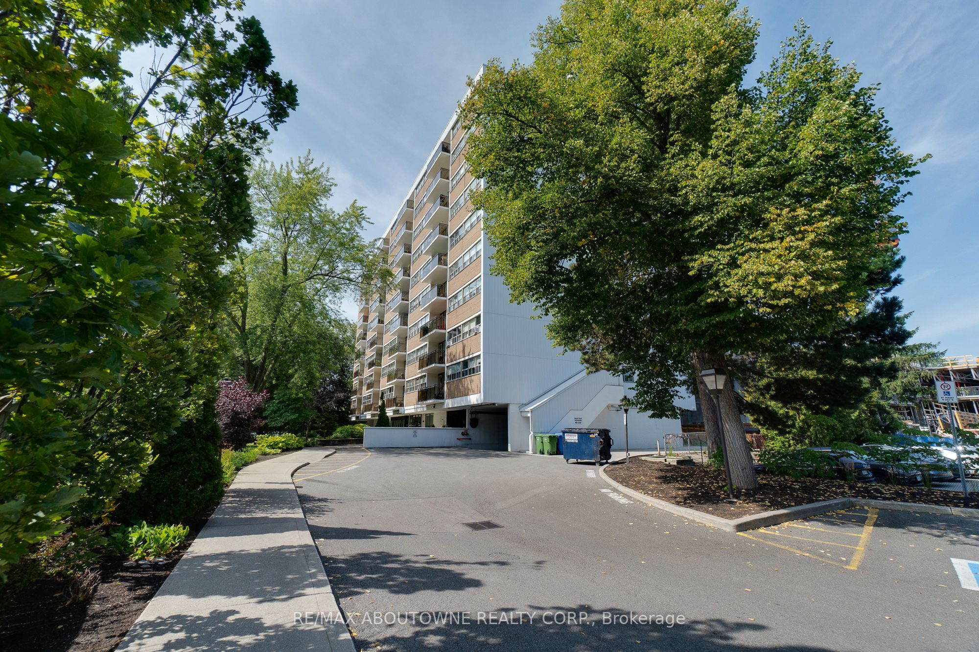 7 – 212 Kerr Street, Oakville