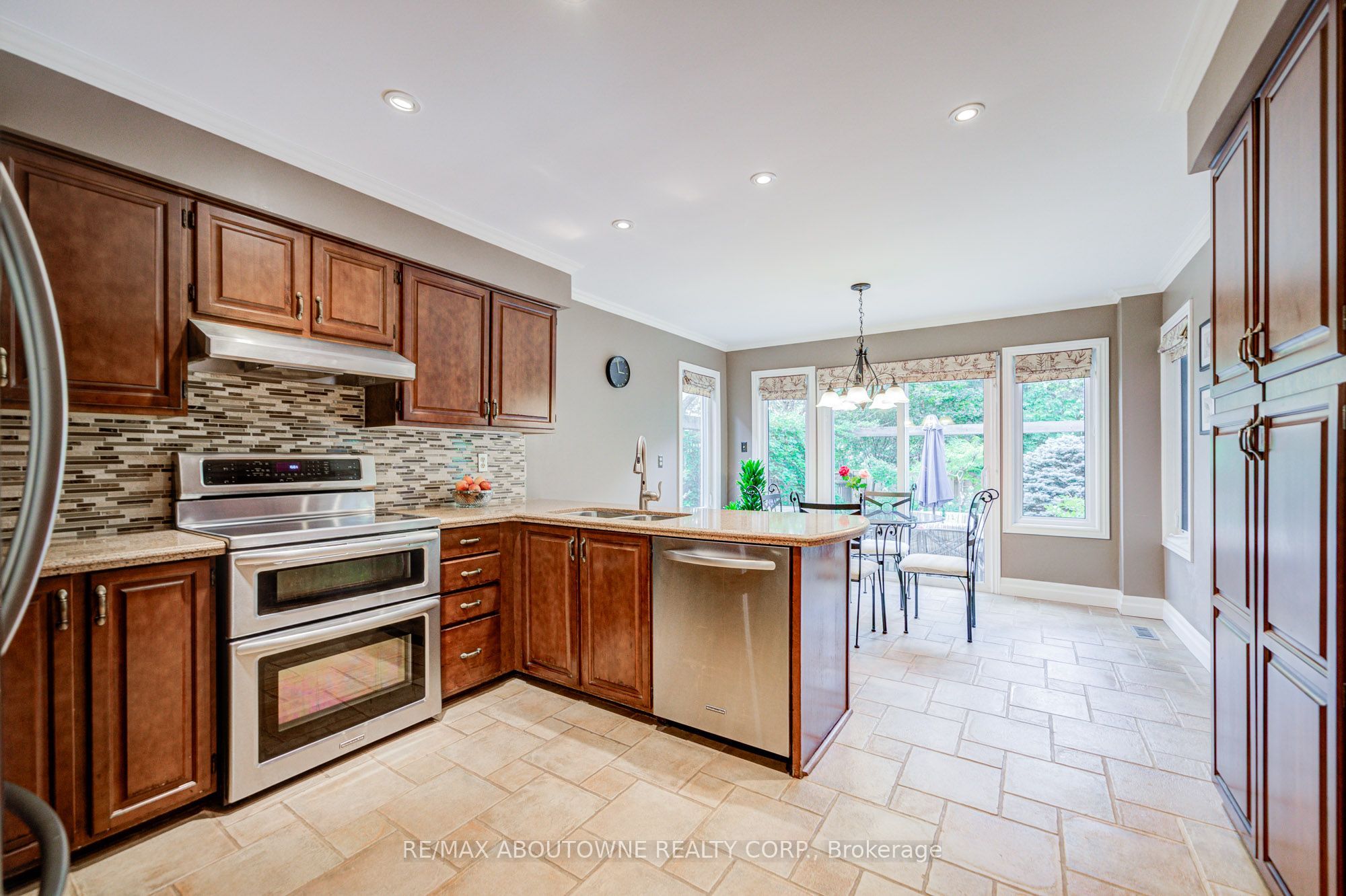 1511 Stoneybrook Trail, Oakville ‣ W13722998 1511 Stoneybrook Trail, Oakville ‣ W13722998